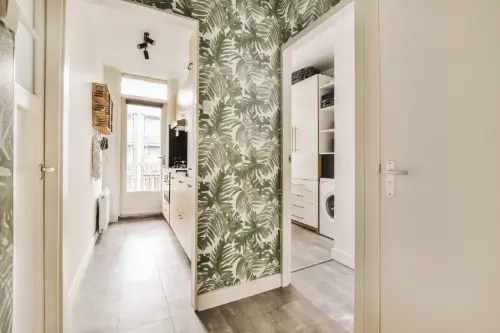 Pose de papier peint panoramique dans une chambre
