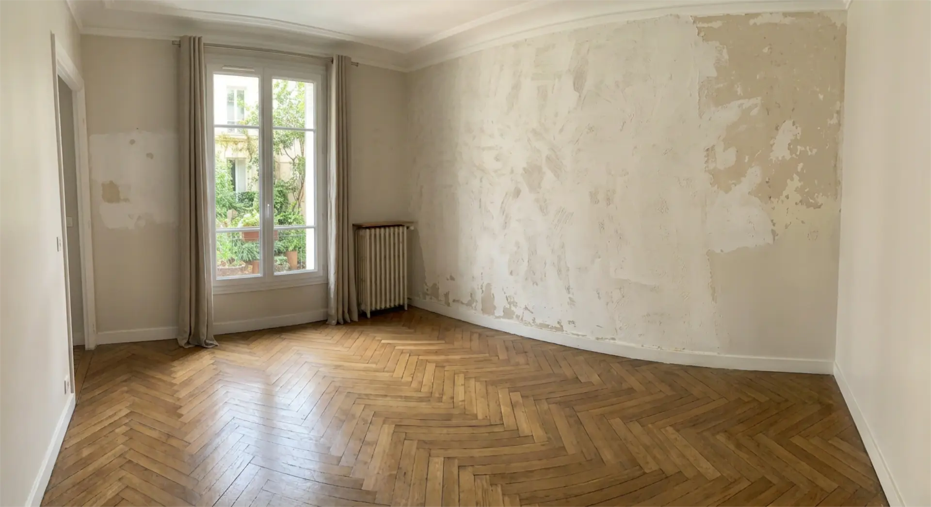 Salon avant travaux de peinture, murs défraîchis