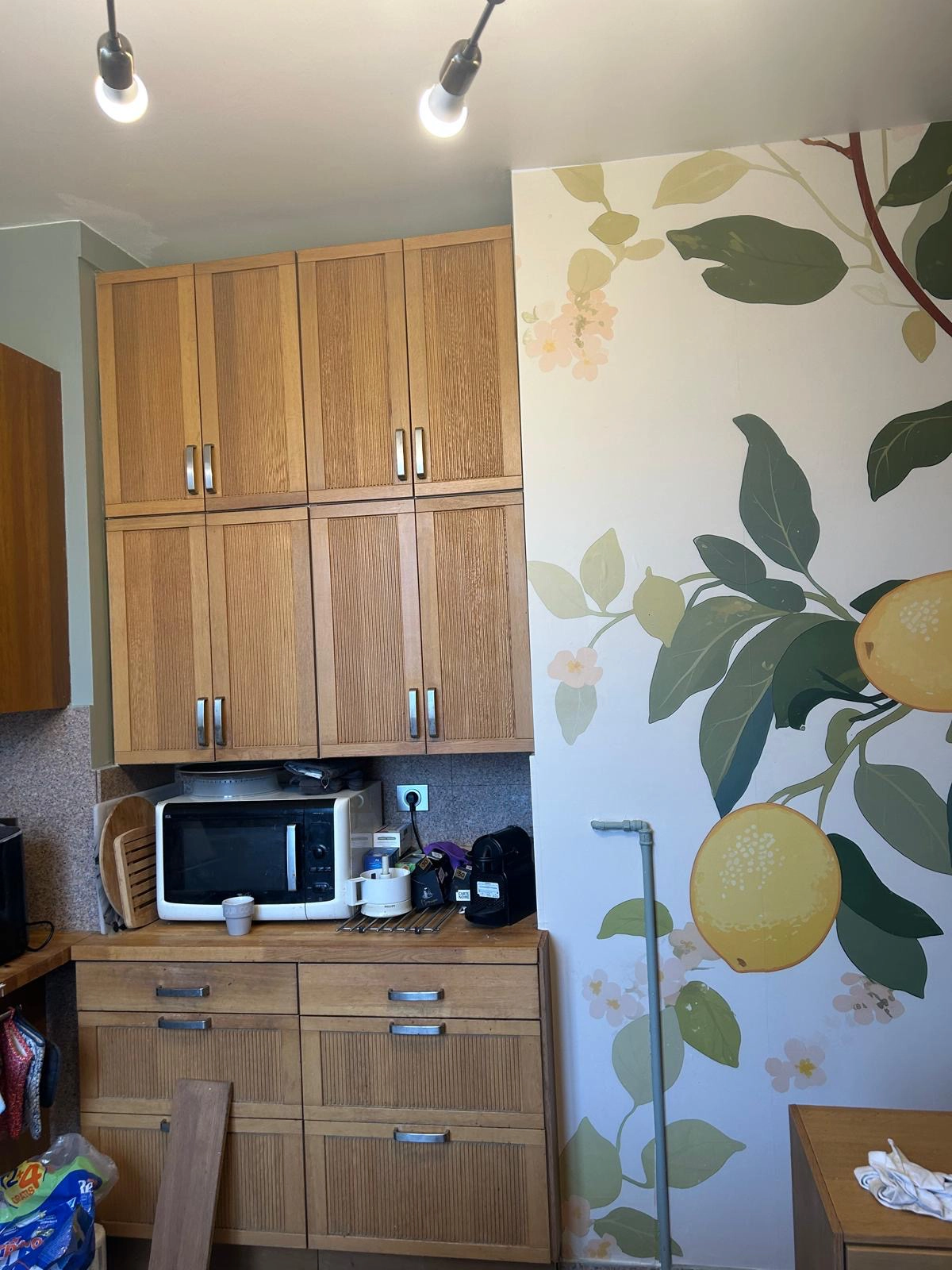 Cuisine terminée avec un papier peint panoramique à motif citronnier